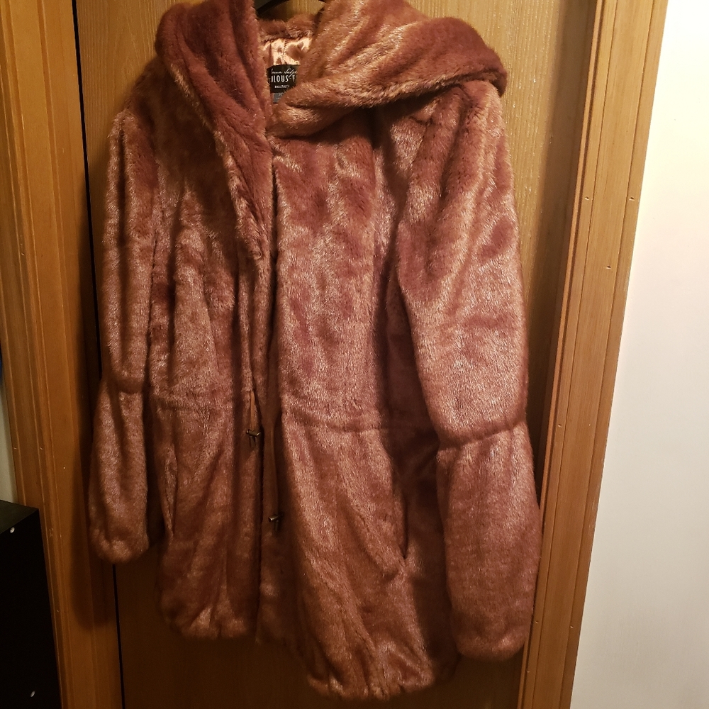 Donna Saylers Luxury Faux fur coat